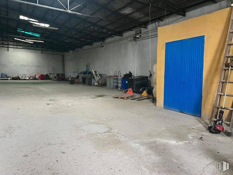 Industrial for sale at Calle Doctor Vergara Palencia, Fuentidueña de Tajo, Madrid, 28597 with door, hall, flooring, building, asphalt, ladder, automotive tire, gas, concrete and rolling around