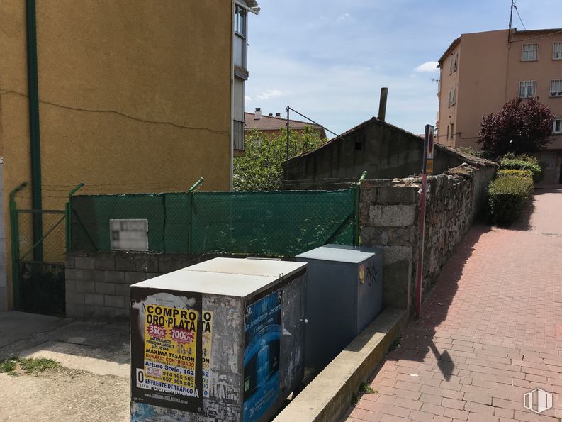 Suelo en venta en Calle Alfonso Senra, 1, Guadarrama, Madrid, 28440 con edificio, planta, cielo, asfalto, superficie de carretera, barrio, nube, contenedor de basura, diseño urbano y ladrillo alrededor