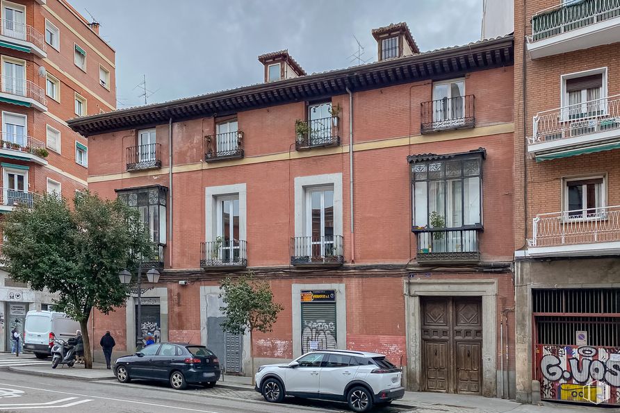 Retail for rent at Zona San Francisco-La Latina, Centro, Madrid, 28005 with car, window, door, building, wheel, tire, land vehicle, vehicle, property and sky around