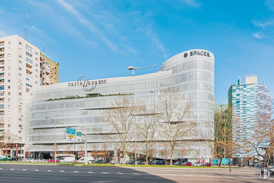 Oficina en alquiler en Nuga Castellana, Paseo Castellana, 200, Chamartín, Madrid, 28046 con edificio, nube, cielo, durante el día, rascacielos, luz de la calle, bloque de pisos, diseño urbano, condominio y barrio alrededor