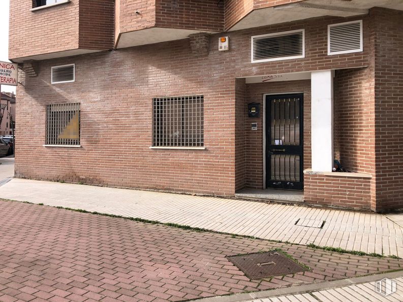 Local en venta en Calle Argentina, 13, Leganés, Madrid, 28914 con puerta, ventana, casa, edificio, madera, superficie de la carretera, asfalto, albañilería, zona residencial y ladrillo alrededor