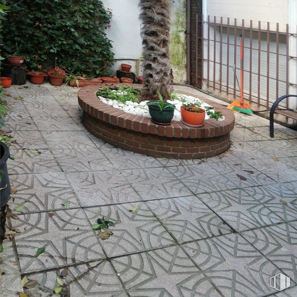 Office for rent at Zona Pradillo, Móstoles, Madrid, 28931 with plant, flowerpot, houseplant, road surface, brickwork, brick, flower, flooring, wall and urban design around