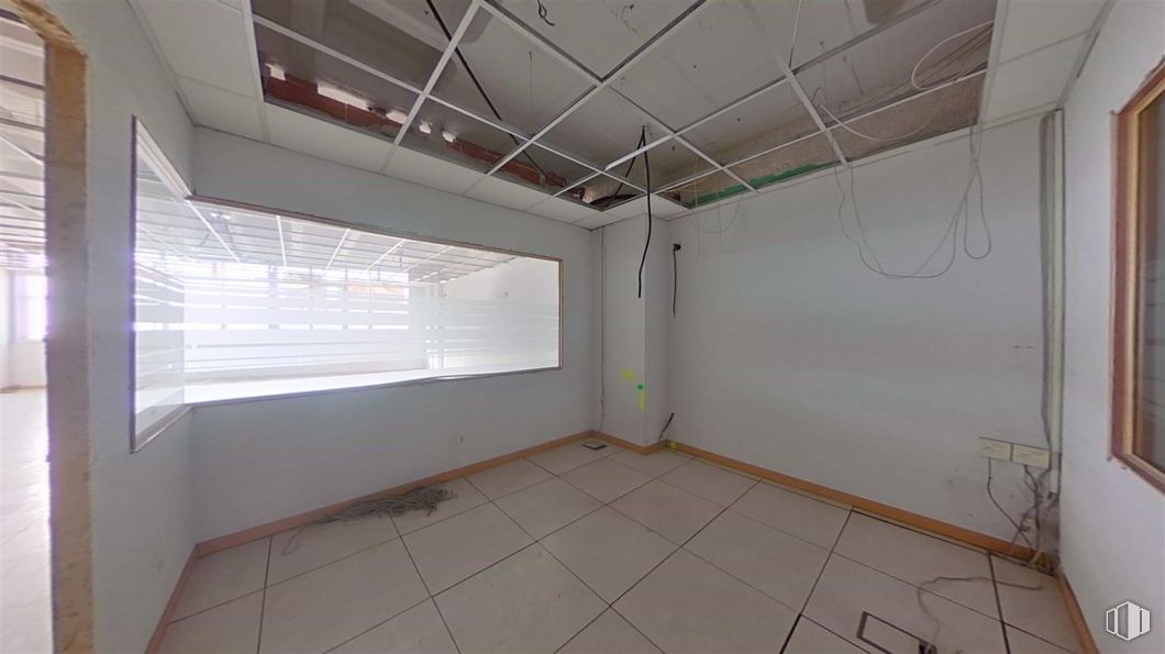 Office for sale at Avenida Democracia, Puente de Vallecas, Madrid, 28031 with window blind, lighting, window, wood, interior design, flooring, floor, wall, shade and ceiling around