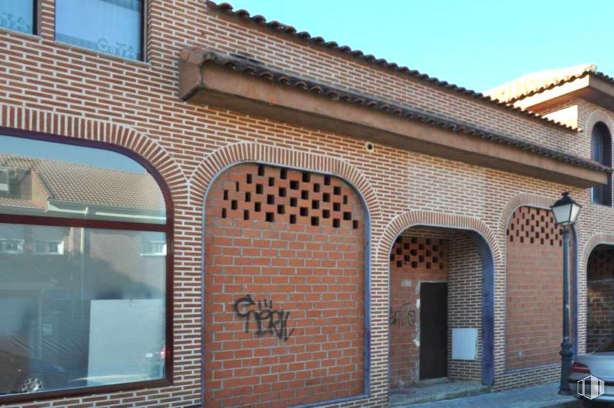 Local en alquiler en Calle Peñuelas, Daganzo de Arriba, Madrid, 28814 con ventana, coche, puerta, cielo, albañilería, edificio, ladrillo, pared, madera y propiedad material alrededor