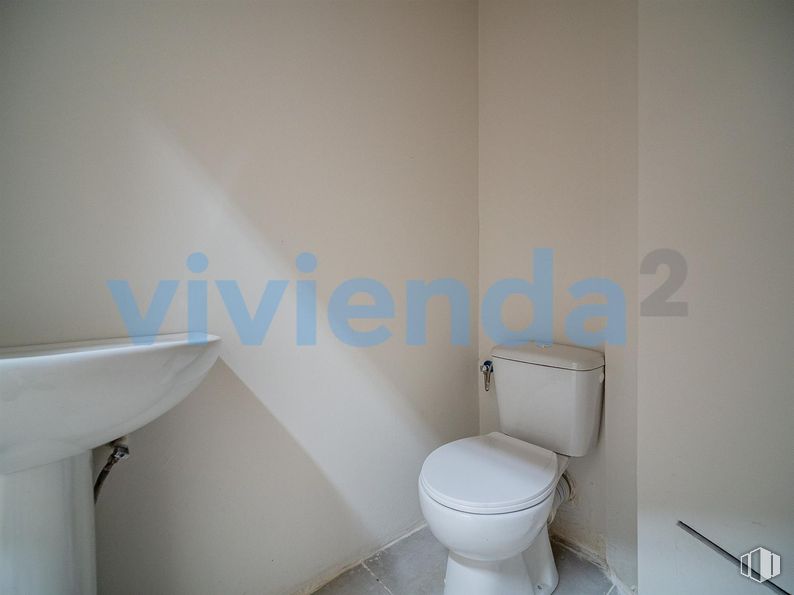 Local en venta en Calle Francisco Villaespesa, Ciudad Lineal, Madrid, 28017 con inodoro, fregadero, blanco, suelo, suelos, accesorios de fontanería, asiento del inodoro, fontanería, cuarto de baño y bidé alrededor