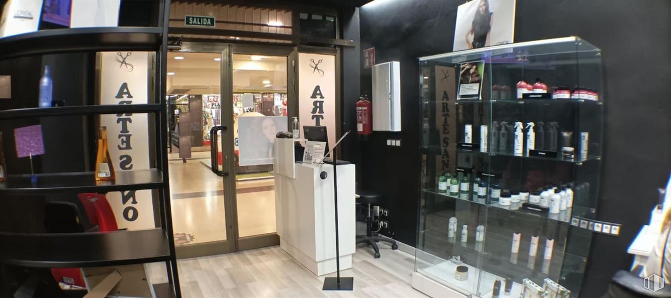 Local en alquiler en Avenida Castilla, Alcalá de Henares, Madrid, 28804 con equipaje y bolsos, diseño automovilístico, gafas, accesorio, edificio, suelo, puerta, vitrina, venta al por menor y suelos alrededor