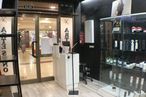 Local en alquiler en Avenida Castilla, Alcalá de Henares, Madrid, 28804 con equipaje y bolsos, diseño automovilístico, gafas, accesorio, edificio, suelo, puerta, vitrina, venta al por menor y suelos alrededor