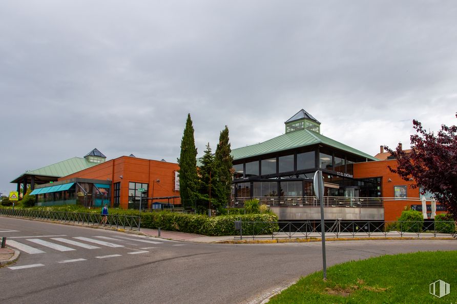 Local en alquiler en Camino Cura, 10, Alcobendas, Madrid, 28109 con edificio, cielo, nube, planta, árbol, lote de tierra, superficie de carretera, diseño urbano, casa y asfalto alrededor