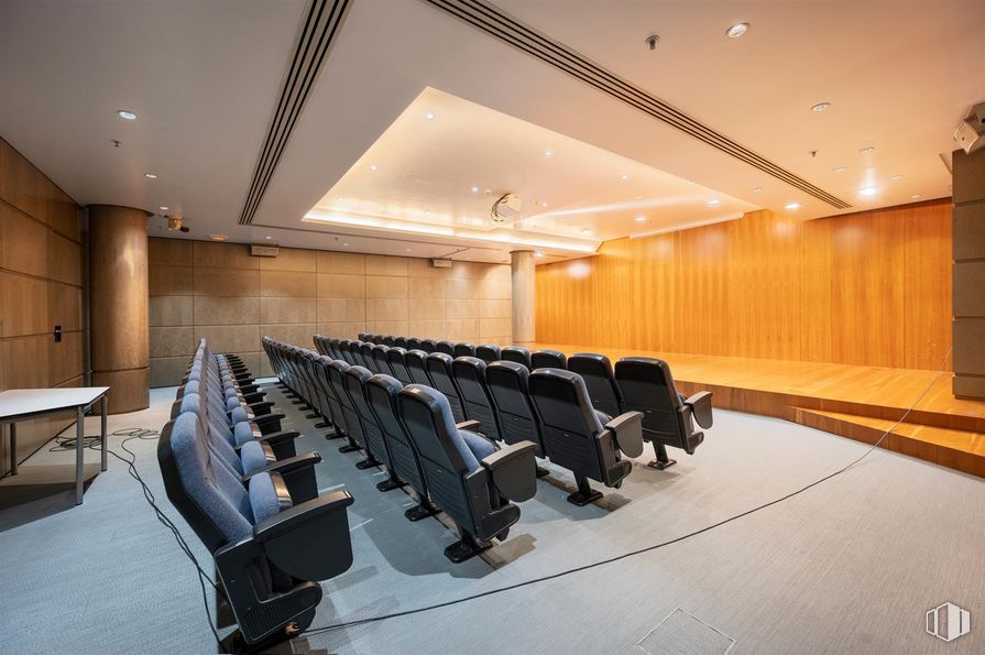 Oficina en alquiler en Edificio Torona, Avenida Europa, 24, Alcobendas, Madrid, 28108 con silla, mesa, escritorio, mueble, hall, edificio, evento, techo, sala de conferencias y diseño alrededor