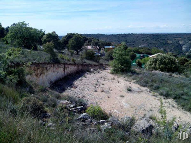 Land for sale at Calle Acacias, Hontoba, Guadalajara, 19119 with sky, plant, cloud, bedrock, natural landscape, tree, terrain, formation, shrub and grassland around