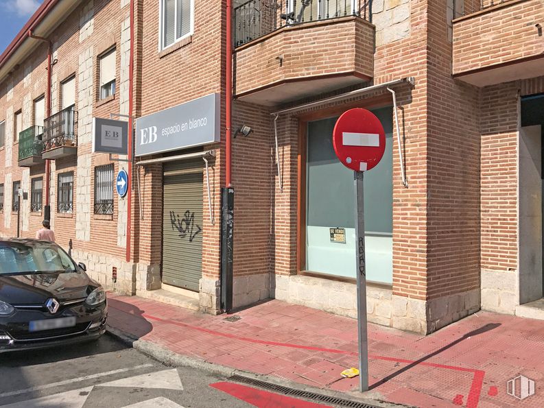 Local en venta en Plaza Francisco Rabal, 1, Alpedrete, Madrid, 28430 con coche, luz de estacionamiento automotriz, placa de matrícula del vehículo, fotografía, vehículo, ventana, infraestructura, iluminación automotriz, campana y superficie de carretera alrededor