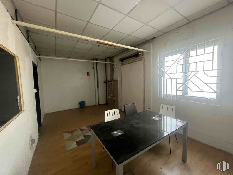 Nave en alquiler en Zona polígono industrial Sur, San Sebastián de los Reyes, Madrid, 28700 con ventana, mesa, edificio, accesorio, madera, interiorismo, casa, suelos, suelo y hall alrededor