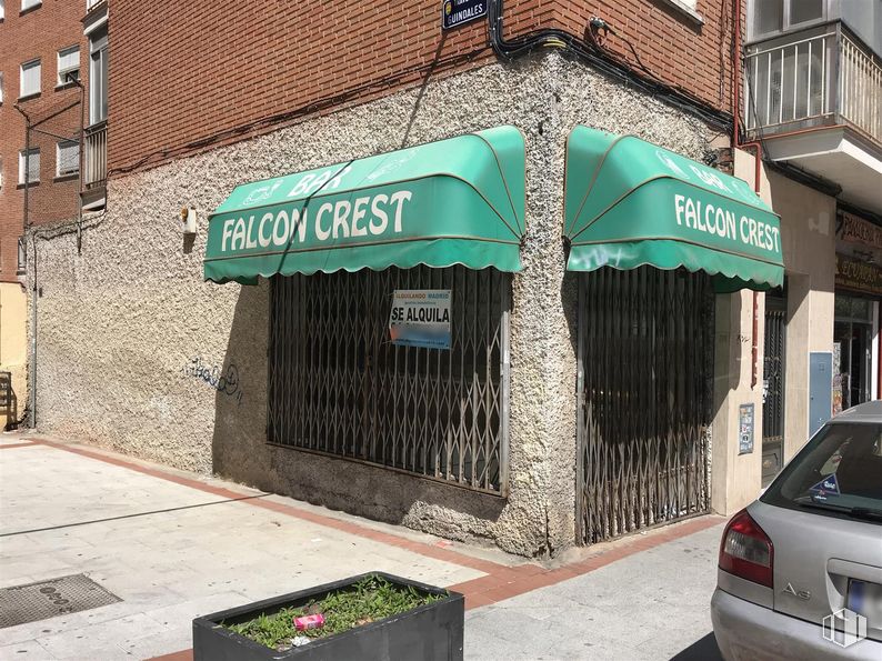 Retail for sale at Calle Badajoz, Alcorcón, Madrid, 28921 with car, flowerpot, automotive tail & brake light, building, vehicle, plant, window, vehicle registration plate, awning and motor vehicle around