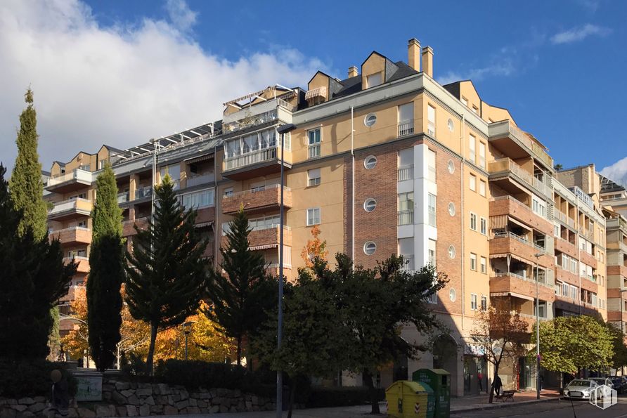 Local en venta en Calle San Fernando, Collado Villalba, Madrid, 28400 con edificio, cielo, nube, ventana, planta, árbol, diseño urbano, bloque de pisos, condominio y pared alrededor