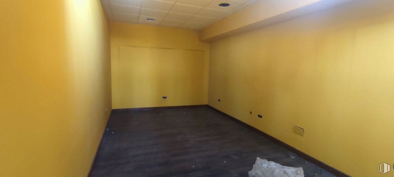 Retail for rent at Polígono Vicolozano, Ávila, 05194 with fixture, wood, paint, flooring, door, house, composite material, building, ceiling and hall around