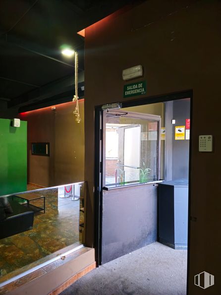 Local en alquiler en Avenida Viñuelas, 17, Tres Cantos, Madrid, 28760 con puerta, accesorio, interiorismo, gas, tintes y matices, vidrio, techo, suelos, hormigón y edificio alrededor