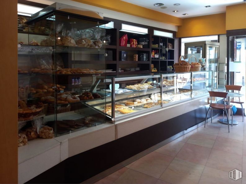 Local en alquiler y venta en Centro urbano, Segovia, 40002 con silla, comida, venta al por menor, vitrina, comida rápida, cocina, edificio, uso mixto, postre y vajilla alrededor