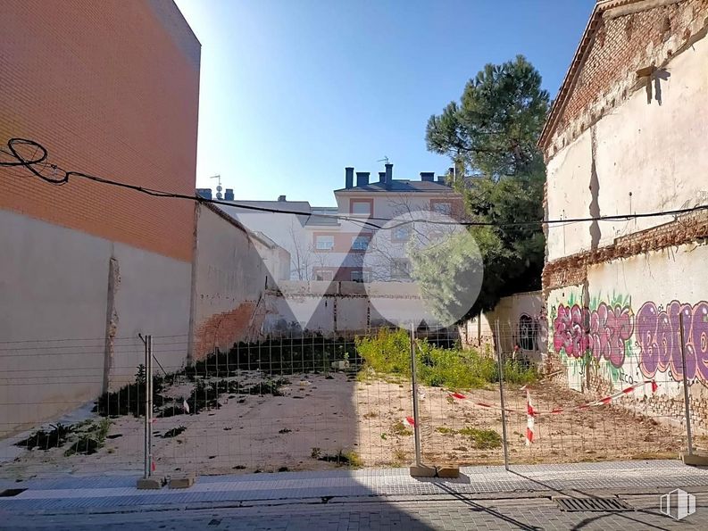 Suelo en venta en Casco antiguo, Majadahonda, Madrid, 28220 con casa, edificio, planta, cielo, superficie de la carretera, árbol, ladrillo, asfalto, barrio y diseño urbano alrededor