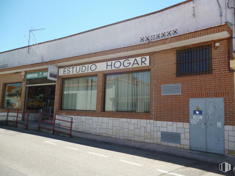 Retail for sale at Calle Maestro Vicente Rodríguez, Fuensalida, Toledo, 45510 with window, building, door, sky, street light, fixture, facade, road, house and asphalt around