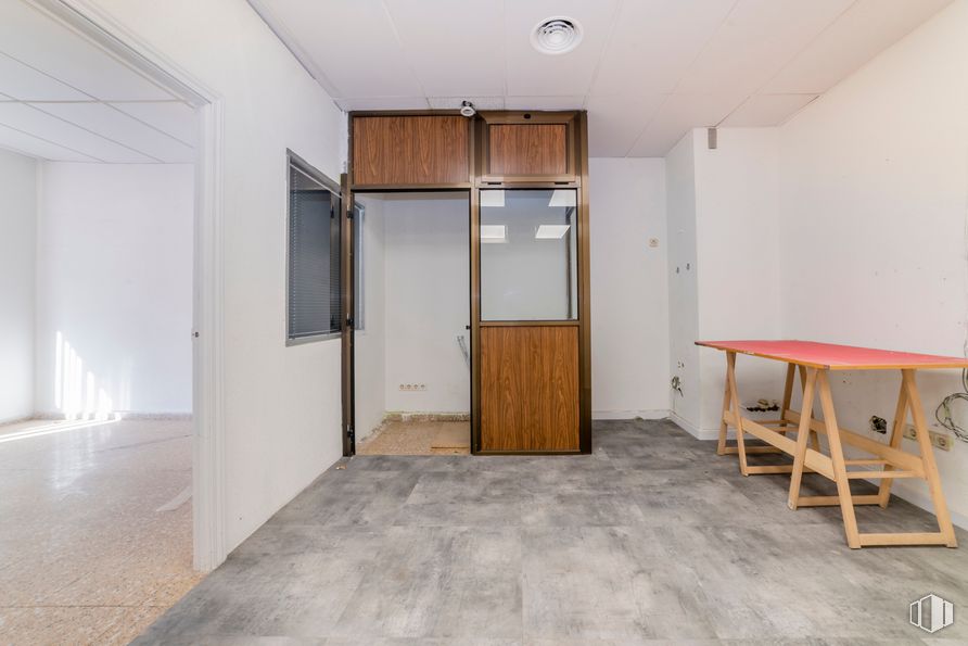 Oficina en alquiler en Calle Luis de Hoyos Sainz, Moratalaz, Madrid, 28030 con mesa, mueble, edificio, madera, interiorismo, suelo, tinte para madera, suelos, casa y ebanistería alrededor