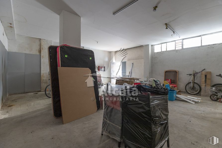 Retail for sale at Calle Gil de Andrade, Alcalá de Henares, Madrid, 28804 with tire, bicycle, wheel, luggage & bags, bicycle wheel, automotive tire, floor, flooring, automotive design and gas around