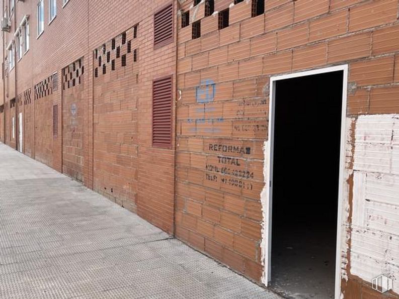 Retail for sale at Calle Presidente José María Aznar, 42, Arganda del Rey, Madrid, 28500 with door, brickwork, road surface, brick, wood, building material, fixture, facade, building and font around