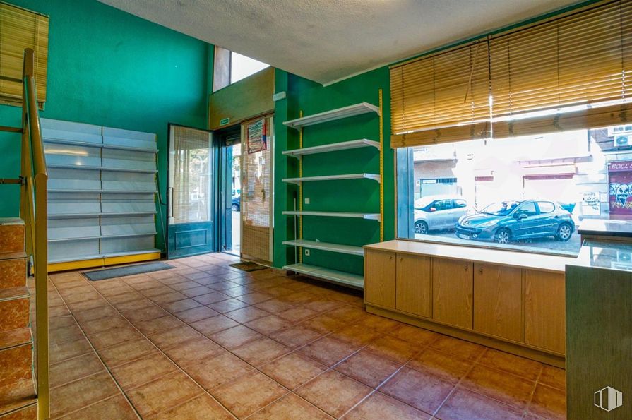 Retail for rent at Zona Ciudad Lineal, Ciudad Lineal, Madrid, 28027 with car, window blind, door, cabinetry, furniture, property, building, interior design, floor and flooring around