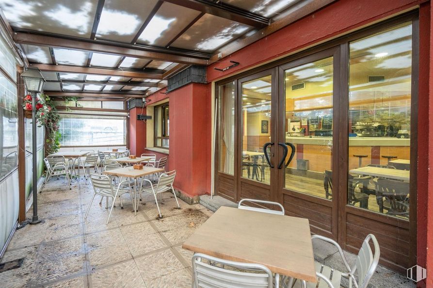 Local en alquiler y venta en Las Matas, Las Rozas de Madrid, Madrid, 28290 con silla, mesa de cocina y comedor, mesa, mesa, puerta, vidrio, restaurante y cafetería alrededor