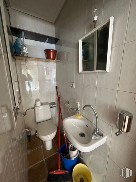 Retail for rent at Calle Bernardo López García, 3, Centro, Madrid, 28015 with sink, tap, toilet, mirror, plumbing fixture, bathroom sink, bathroom, toilet seat, building and purple around