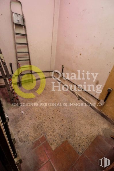 Local en venta en Zona Pueblo, Pozuelo de Alarcón, Madrid, 28223 con escalera, propiedad, madera, alumbrado, accesorio, superficie de la carretera, edificio, suelo, piso y fuente alrededor