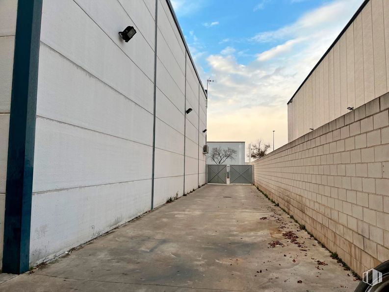 Industrial for rent at Calle Fundición, 101, Rivas-Vaciamadrid, Madrid, 28529 with tire, composite material, metal, concrete, daylighting, building material, shadow, steel, wire and aluminium around