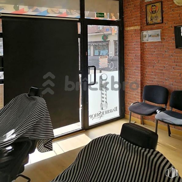 Retail for sale at Calle Zamora, Móstoles, Madrid, 28931 with chair, television, property, building, interior design, comfort, living room, flooring, technology and automotive design around