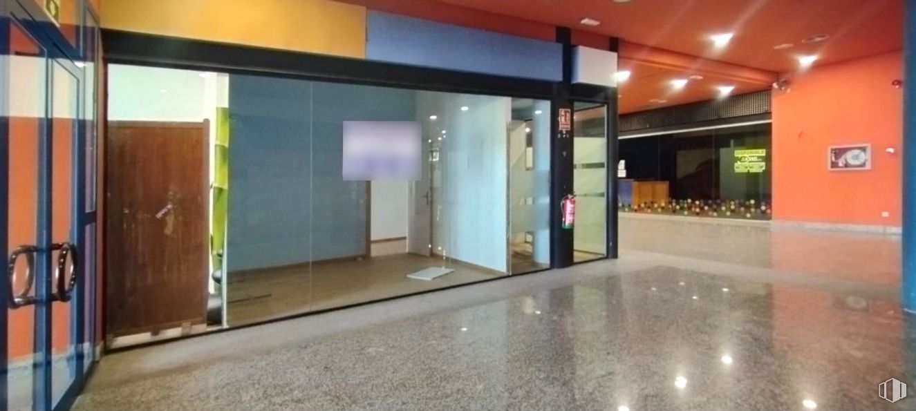 Local en venta en Calle Viena, Toledo, 45005 con accesorio, puerta, suelo, suelos, exterior del automóvil, fachada, puerta del vehículo, vidrio, techo y material compuesto alrededor