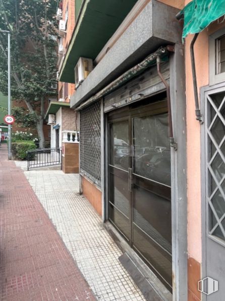 Local en venta en Calle Nuestra Señora del Pilar, Alcalá de Henares, Madrid, 28803 con edificio, ventana, planta, madera, superficie de la carretera, barrio, casa, árbol, fachada y inmobiliario alrededor