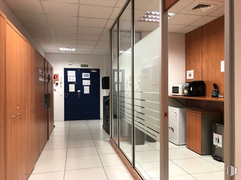 Oficina en alquiler y venta en Calle Valle de Alcudia, Las Rozas de Madrid, Madrid, 28230 con puerta, ebanistería, electrodoméstico, accesorio, edificio, interiorismo, piso, suelo, vidrio y techo alrededor