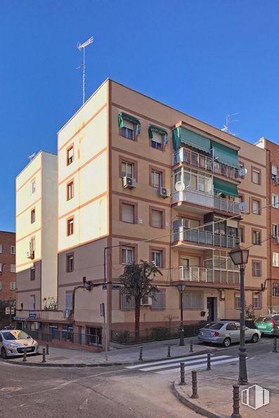 Retail for sale at Calle Guadalajara, 1, Alcorcón, Madrid, 28922 with building, car, sky, wheel, window, street light, tire, tower block, condominium and urban design around