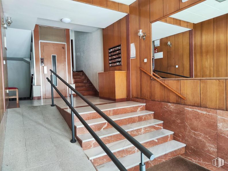 Oficina en alquiler en Calle Constancia, Chamartín, Madrid, 28002 con propiedad, edificio, puerta, madera, accesorio, escaleras, hall, interiorismo, suelo y suelos alrededor