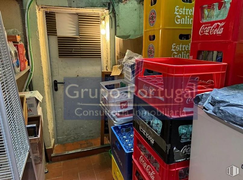 Retail for rent at Zona Chamberí, Chamberí, Madrid, 28015 with shelving, plastic, shelf, box, cardboard packaging, packaging and labeling, major appliance and shipping box around