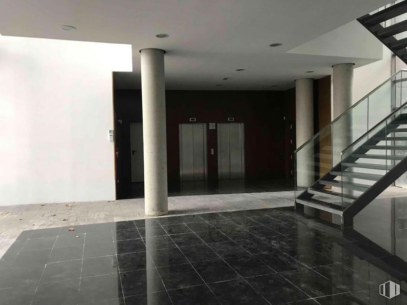 Oficina en alquiler en Zona Alcobendas, Alcobendas, Madrid, 28100 con puerta, propiedad, edificio, accesorio, suelo de baldosas, interiorismo, gris, suelos, suelo y hall alrededor