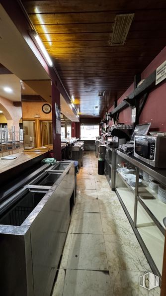 Retail for sale at Calle Ricardo de la Vega, Móstoles, Madrid, 28932 with countertop, restaurant, ceiling, fast food restaurant, wood stain, varnish, hardwood, light fixture, food and cafeteria around