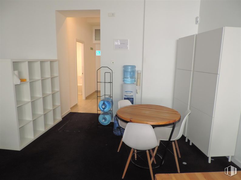 Oficina en alquiler en Calle Viriato, Chamberí, Madrid, 28010 con silla, estantería, armario, mesa, alacena, mesa de cocina y comedor, mueble, puerta, mesa y edificio alrededor