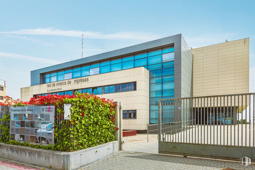 Oficina en alquiler en Calle Cidro, 3, Carabanchel, Madrid, 28044 con edificio, cielo, nube, planta, diseño urbano, casa, fachada, edificio comercial, ciudad y ventana alrededor