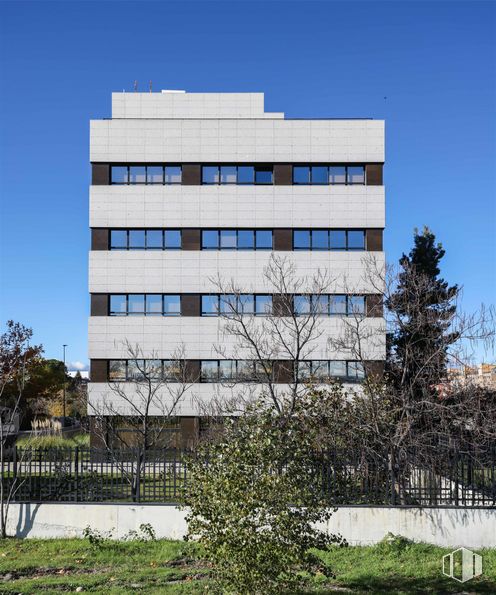 Oficina en alquiler en Calle Poeta Rafael Morales, 2, San Sebastián de los Reyes, Madrid, 28700 con edificio, cielo, planta, ventana, árbol, bloque de pisos, diseño urbano, condominio, barrio y zona residencial alrededor