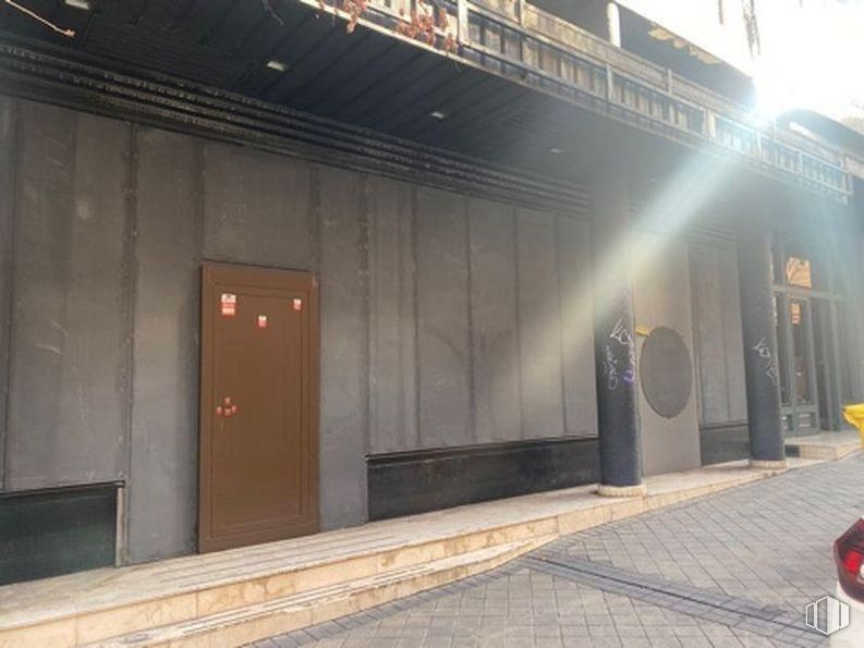 Retail for sale & for rent at Zona Gaztambide, Chamberí, Madrid, 28015 with door, asphalt, floor, building, flooring, wood, shade, facade, automotive lighting and vehicle around