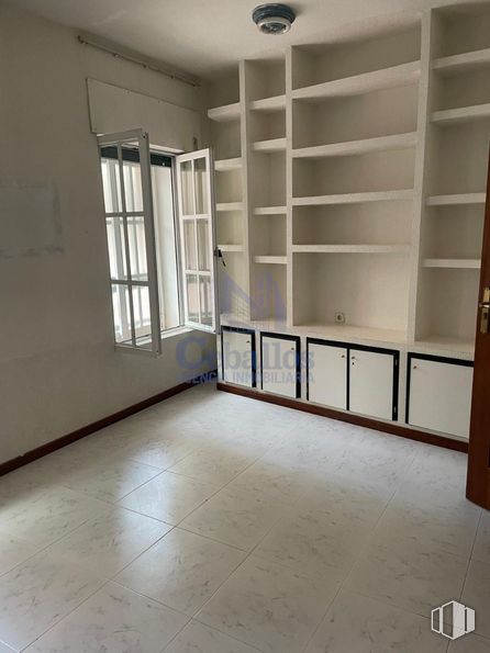 Office for rent at Calle San Roque, Guadalajara, 19002 with window, fixture, wood, floor, flooring, shelving, hall, building, hardwood and shade around