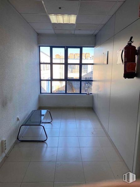 Industrial for rent at Zona Vallecas, Villa de Vallecas, Madrid, 28031 with window, light fixture, flooring, floor, interior design, ceiling, glass, daylighting, transparency and tile flooring around