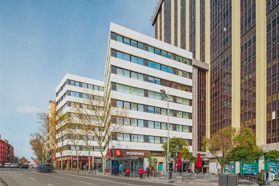 Oficina en alquiler en Calle Bravo Murillo, Tetuán, Madrid, 28020 con edificio, cielo, durante el día, planta, ventana, árbol, bloque de pisos, diseño urbano, barrio y condominio alrededor