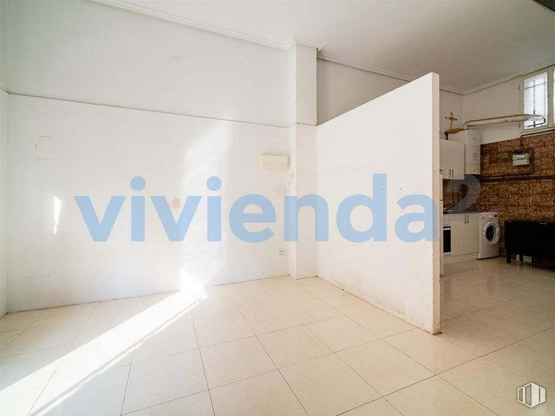 Retail for sale at Calle Ribadavia, Fuencarral - El Pardo, Madrid, 28029 with flooring, floor, ceiling, apartment, tile flooring, light fixture, cleanliness, tile, plaster and aluminium around