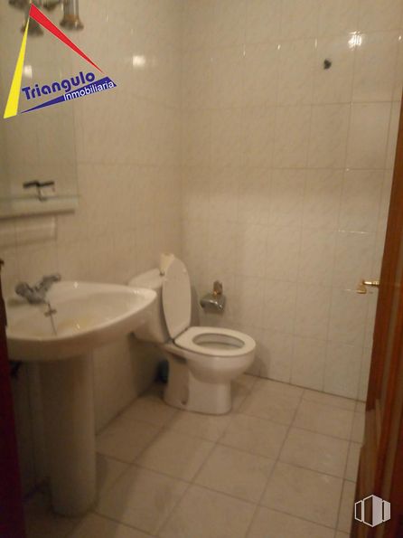 Retail for sale & for rent at Avenida Camilo José Cela, Cuéllar, Segovia, 40200 with toilet, sink, plumbing fixture, bathroom sink, building, purple, bathroom, tap, toilet seat and interior design around