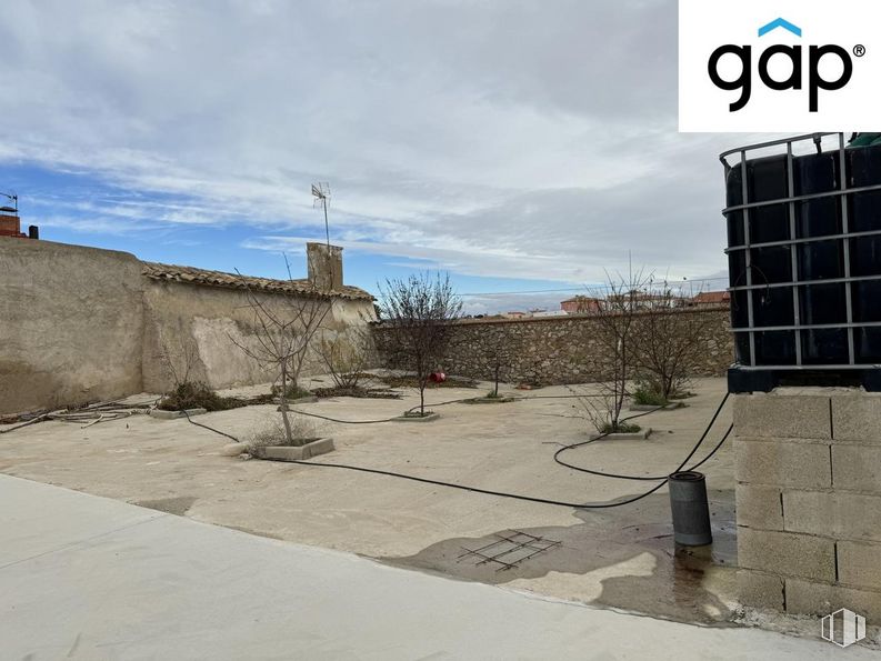 Industrial for sale at Zona centro, Villares del Saz, Cuenca, 16442 with building, cloud, sky, plant, road surface, asphalt, urban design, landscape, tree and facade around